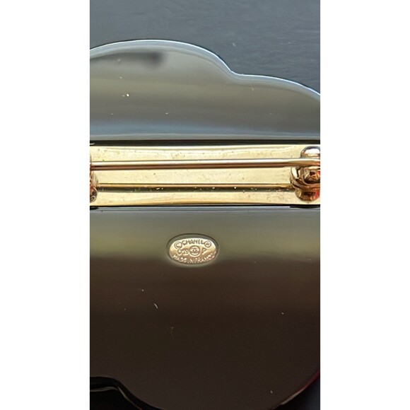 Chanel 19P Resin and Pearl Camellia Brooch - Unused - Picture 6 of 9